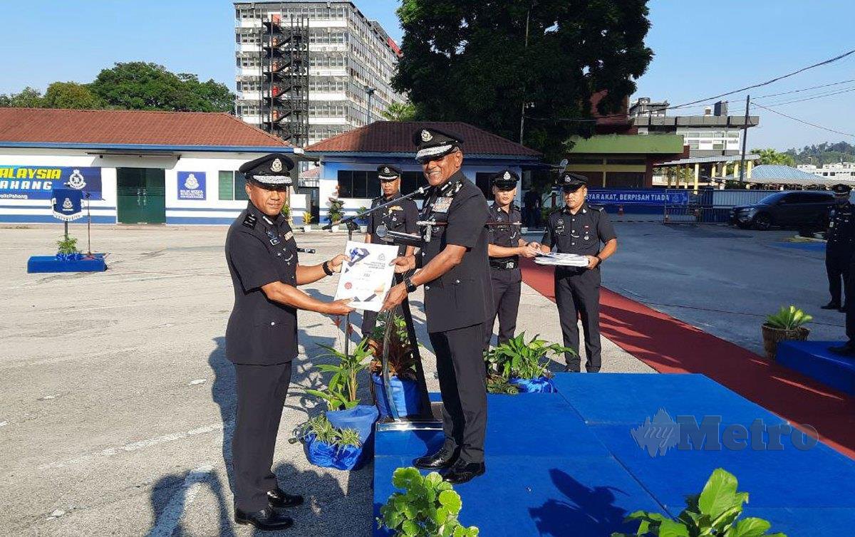 DATUK Ramli Mohamed Yoosuf menyampaikan penghargaan kepada penerima pada Majlis Perhimpunan Bulanan Polis Pahang bagi Jun 2022 di Kuantan. FOTO Asrol Awang