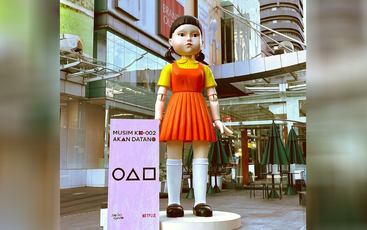 Patung Young-hee diletakkan di luar pusat beli-belah Fahrenheit88, Bukit Bintang.