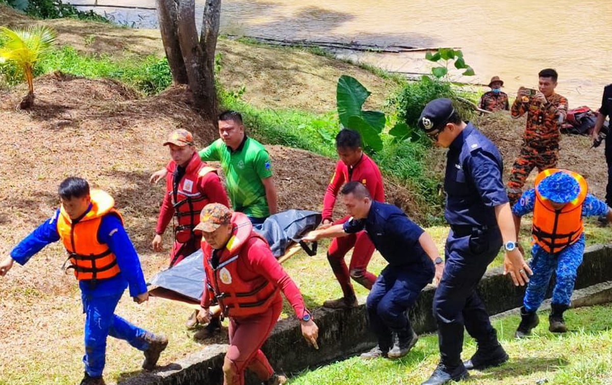 MANGSA terakhir dihanyutkan arus deras, Tomansi Olaf, 17 ditemui pasukan mencari dan menyelamat kira-kira 300 meter dari pos kawalan kedua operasi di Sungai Moyog, Penampang. FOTO ihsan BOMBA