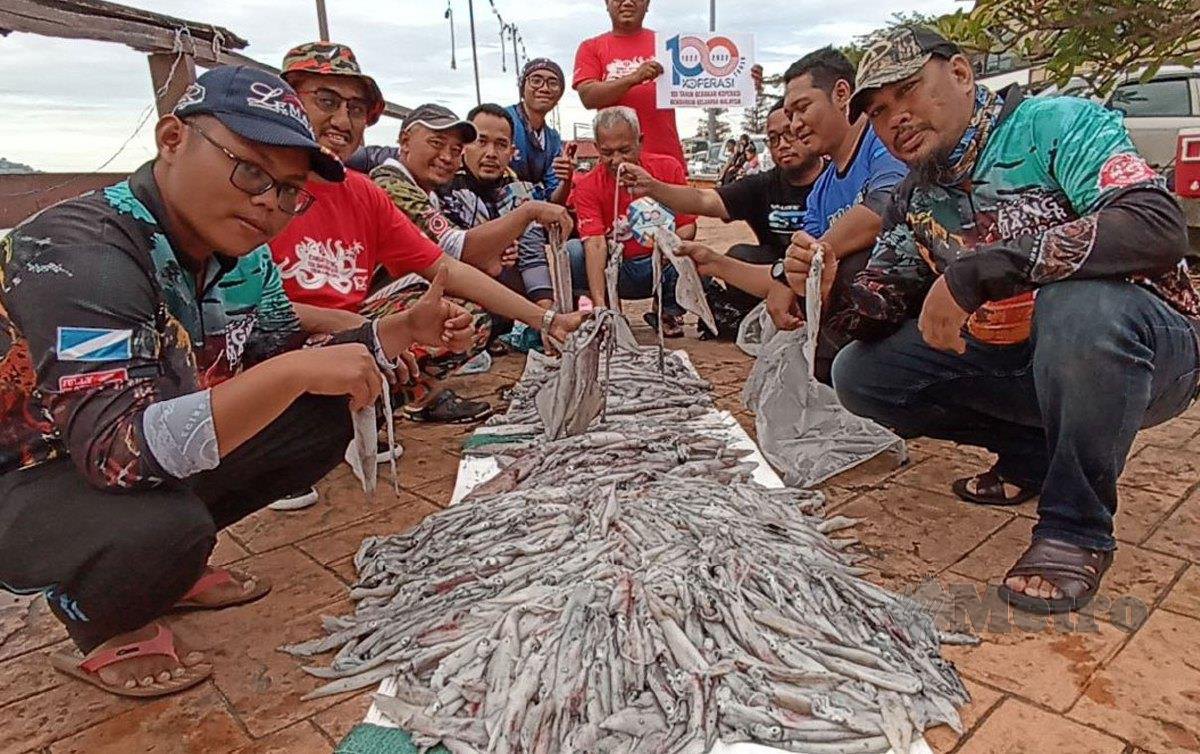 PASUKAN Pemancing Terengganu menunjukkan hasil tangkapan sotong sebanyak 71 kilogram sekaligus muncul juara Pertandingan Candat Sotong. FOTO Zaid Salim