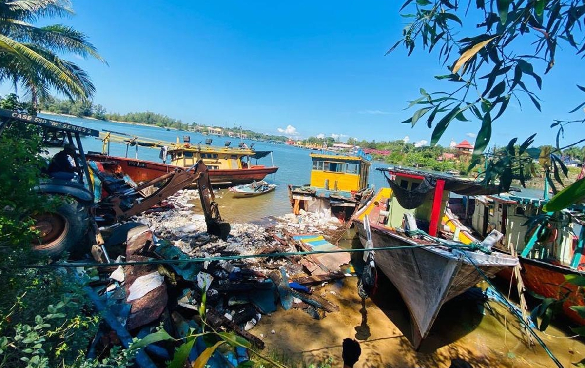 BOT nelayan Vietnam yang dilupuskan secara hancur musnah oleh Agensi Penguatkuasaan Maritim Malaysia. FOTO ihsan APMM