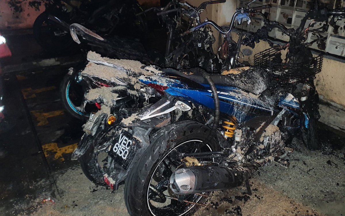 Tujuh motosikal yang diletakkan di kawasan tempat letak kenderaan Flat Taman Samudera di sini musnah dalam kebakaran awal pagi, hari ini.