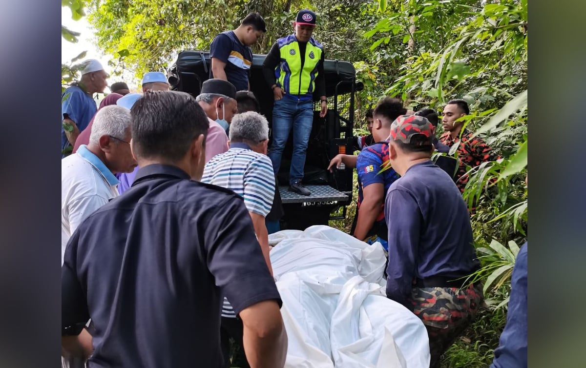 DUA pelajar sebuah pondok di Pasir Tumboh yang hilang di Sungai Machang, Limbat, petang semalam ditemukan lemas jam 8.40 pagi ini. FOTO ihsan POLIS