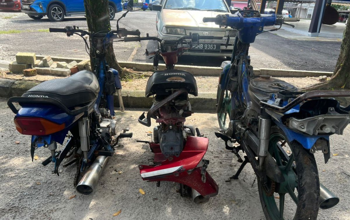 POLIS merampas lapan buah motosikal Honda EX5 susulan penahanan lima remaja lelaki berusia 14 hingga 16 tahun di sekitar Ampang Jaya. FOTO ihsan PDRM