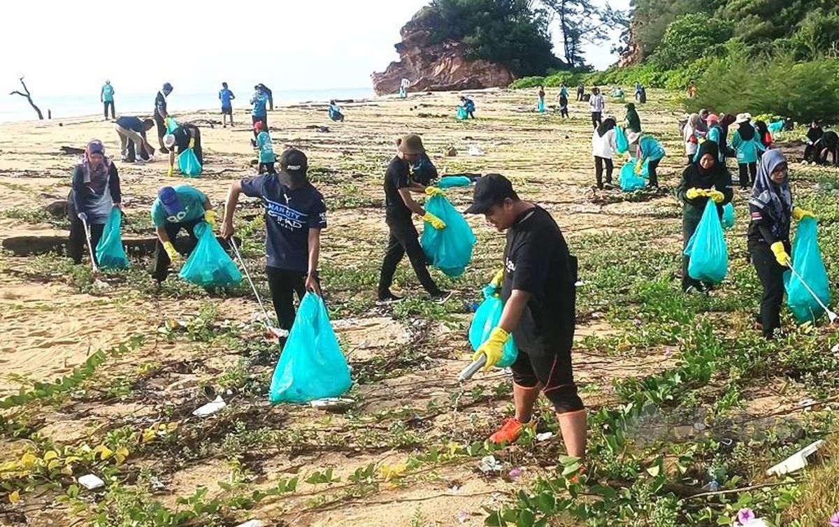 Ahli Geng Plastik Ija GPI mengutip sampah pada gotong-royong yang diadakan di Pantai Rumah Murah Kemasik. FOTO Rosli Ilham
