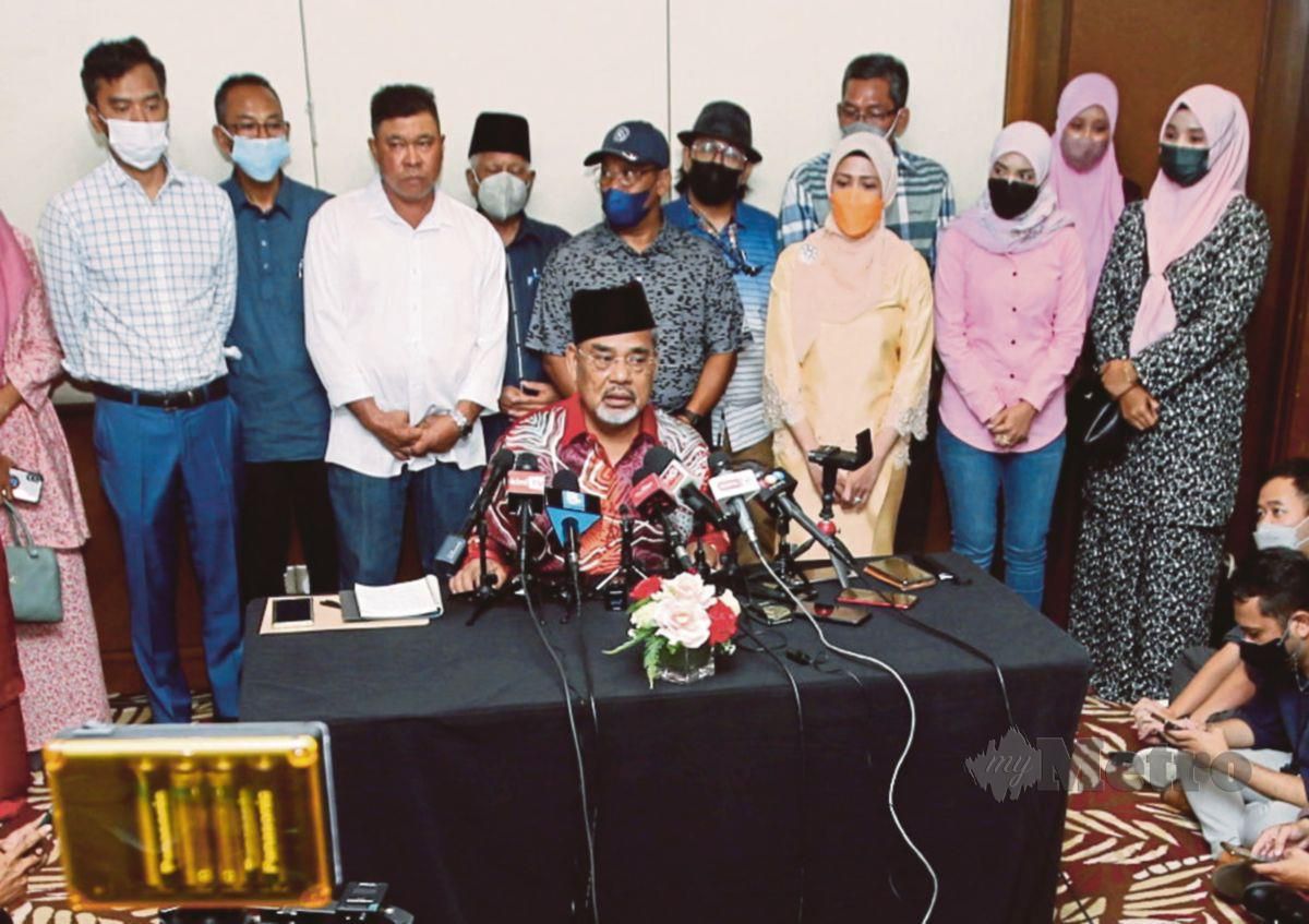 SIDANG media Datuk Seri Tajuddin mengenai pemecatan beliau daripada MKT UMNO di sini. FOTO Eizairi Shamsudin