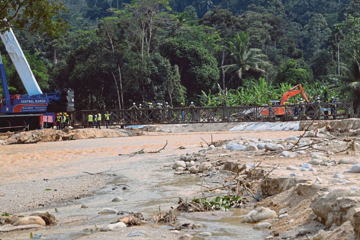 PROSES pembinaan jambatan di Kampung Iboi sedang giat dijalankan. FOTO Bernama