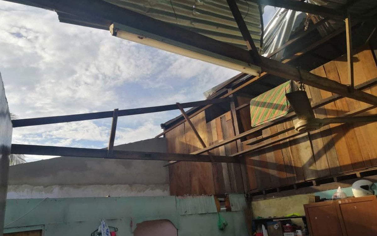 BUMBUNG rumah penduduk di Kampung Kuala Dulang Kechil yang diterbangkan angin dalam kejadian ribut. FOTO ihsan pembaca