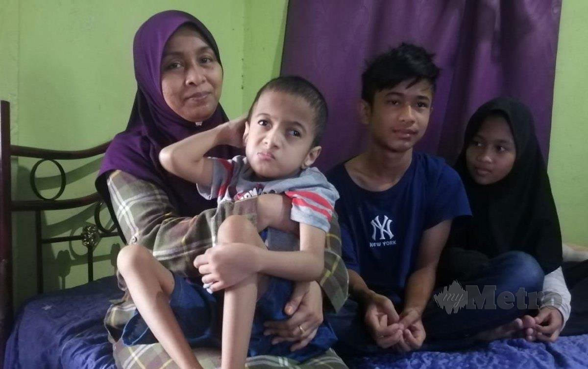 NURUL Fazida bersama anak bungsunya  yang menghidap penyakit Cerebral Palsy, dan Muhammad Daniel dan Nur Fatin disahkan mengalami masalah pembelajaran. FOTO Nazdy Harun