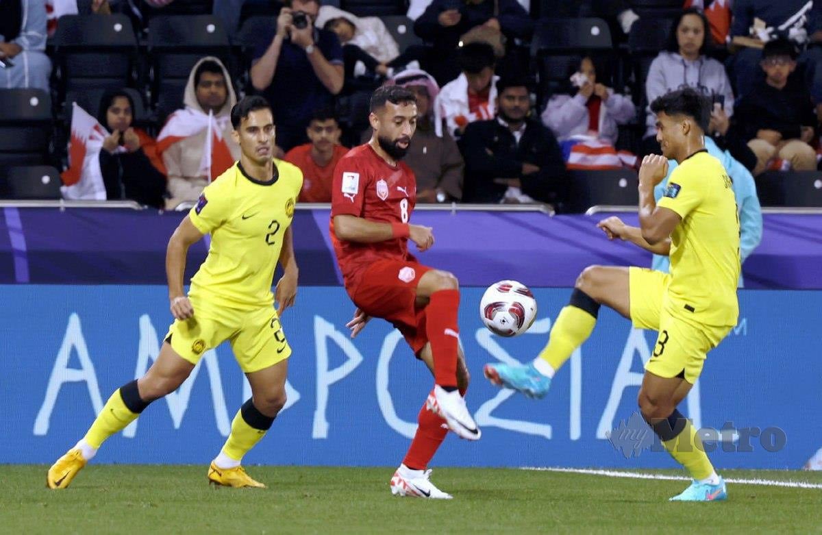 PEMAIN Malaysia, Shahrul Saad (kanan) cuba mengawal bola dari pemain Bahrain, Mohamed Marhoon dalam pertemuan peringkat Kumpulan E Piala Asia 2023 di Stadium Jassim bin Hamad, Doha. FOTO HAIRUL ANUAR RAHIM