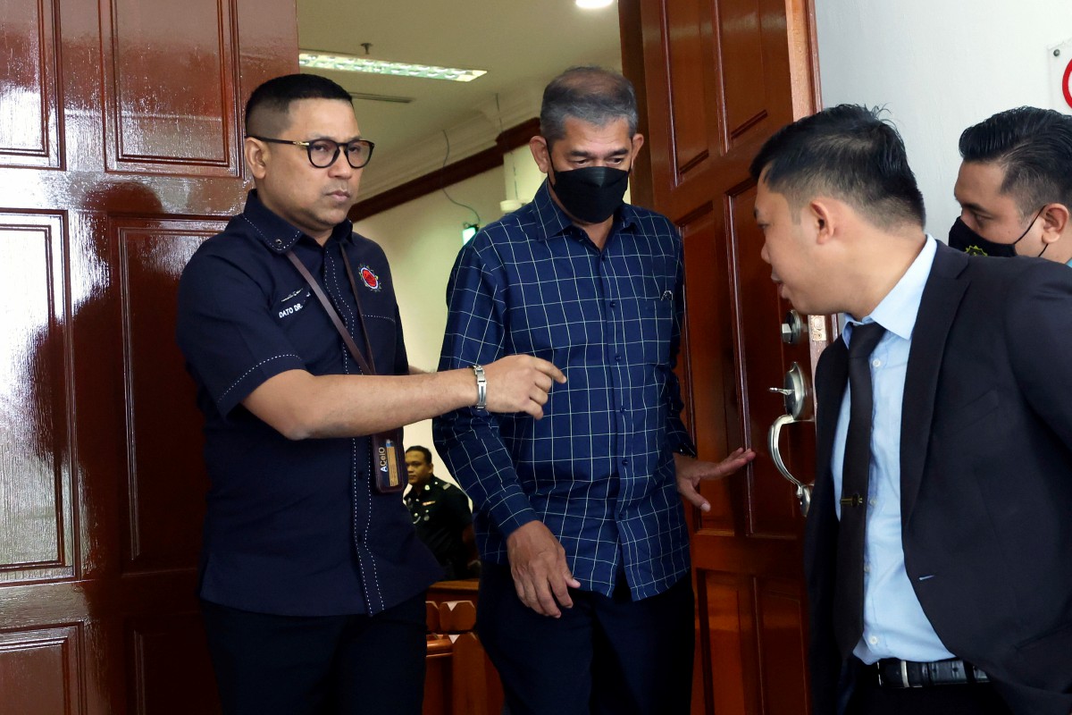 Muhamad Sobri Osman (dua, kiri) mengaku tidak bersalah di Mahkamah Sesyen hari ini terhadap dua pertuduhan meminta dan menerima rasuah berkaitan usaha sama perlombongan unsur nadir bumi (REE) di Kedah. FOTO BERNAMA
