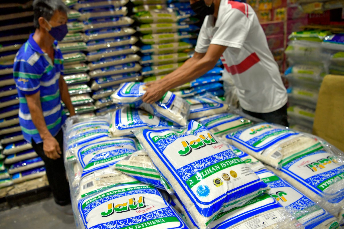 Pekerja kedai runcit  menyusun beras import ketika tinjauan di sebuah pasaraya hari ini. FOTO BERNAMA