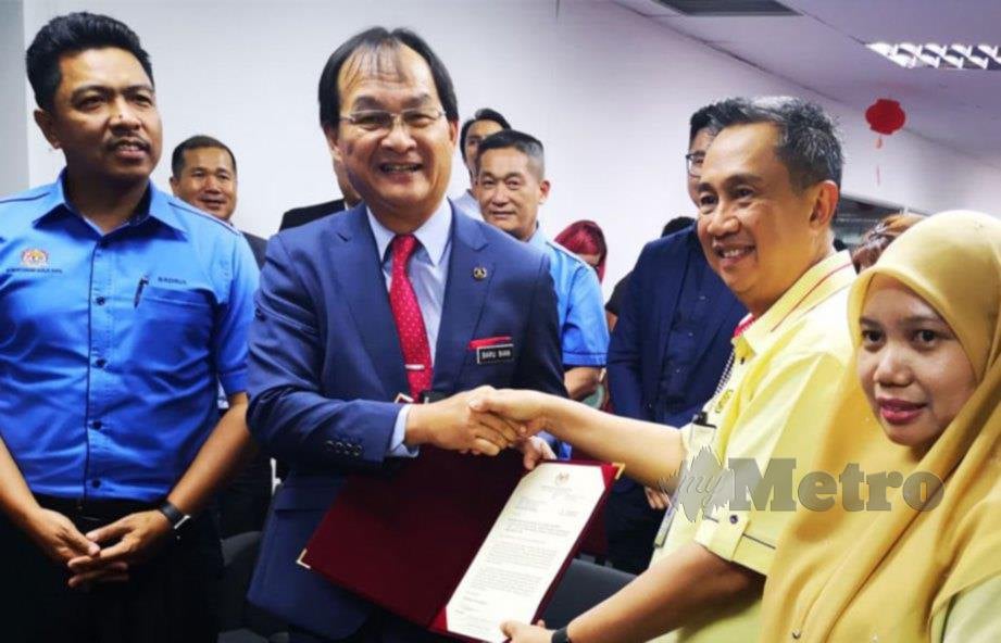 BARU Bian menyerahkan dokumen pelantikan kepada Pengarah JKR Sarawak, Datuk Ir Zuraimi Sabki sebagai Pegawai Penguasa projek Lebuh Raya Pan Borneo. FOTO Mohd Roji Kawi