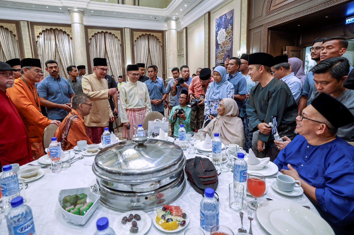 Perdana Menteri Datuk Seri Anwar Ibrahim dan Menteri Komunikasi Fahmi Fadzil bersama wartawan veteran dan bekas pengamal media uzur yang menerima bantuan Tabung Kasih@HAWANA semasa majlis Berbuka Puasa MADANI bersama pengamal media di Kompleks Seri Perdana malam ini. FOTO BERNAMA