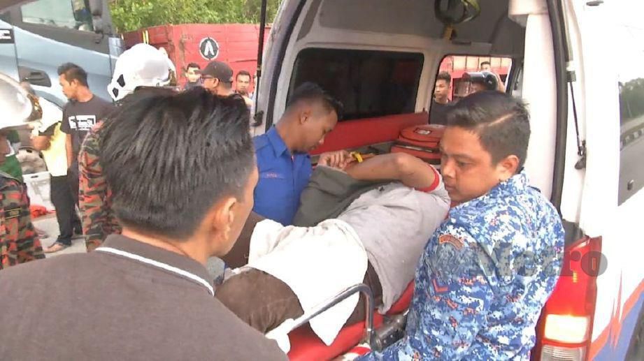 PEMANDU lori yang parah dikejarkan ke Hospital Dungun untuk rawatan lanjut. FOTO Rosli Ilham