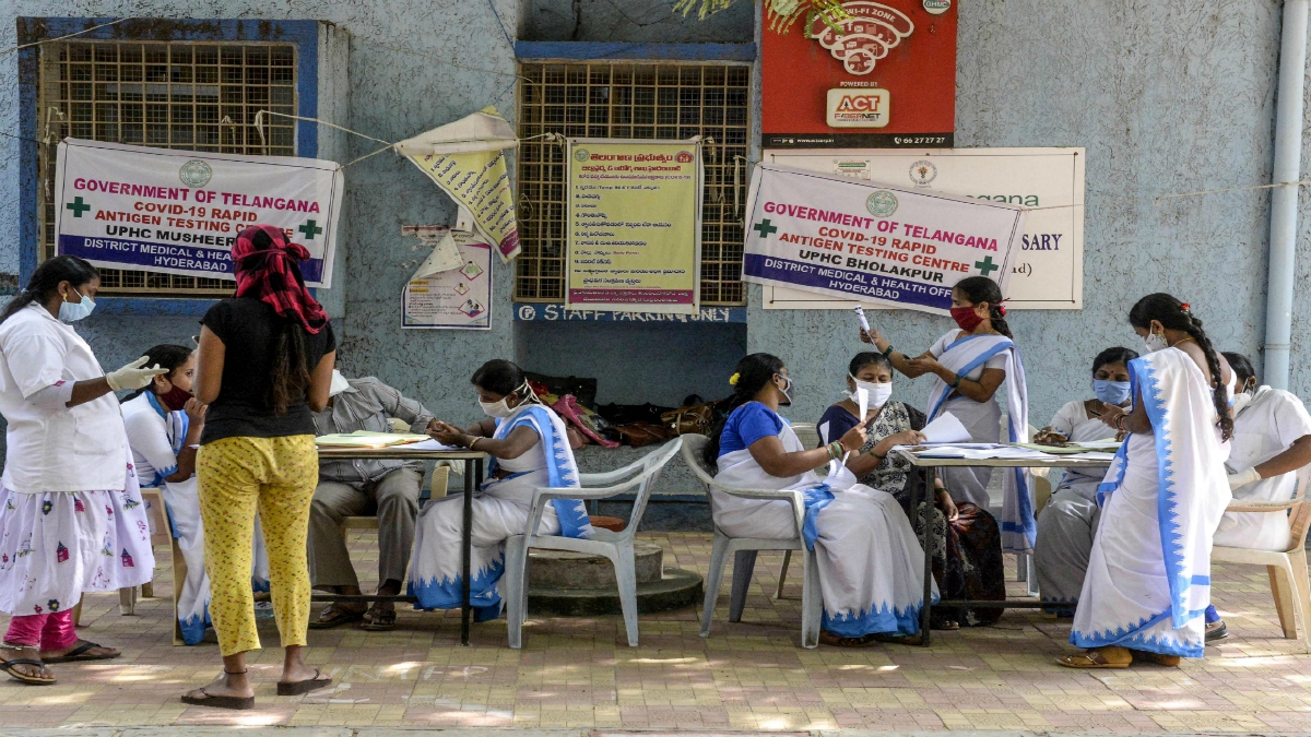 PETUGAS kesihatan mendaftar nama penduduk bagi ujian swab di Pusat Kesihatan di Hyderabad. FOTO AFP