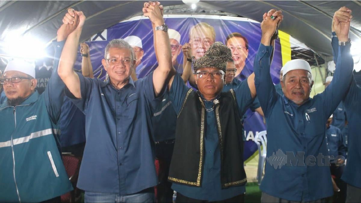Datuk Seri Tuan Ibrahim Tuan Man (kanan) bersama Kasim Samat (dua kanan), Datuk Seri Saifuddin Abdullah (dua kiri) pada majlis pengenalan Calon PRK DUN Pelangai. FOTO FARIZUL HAFIZ AWANG