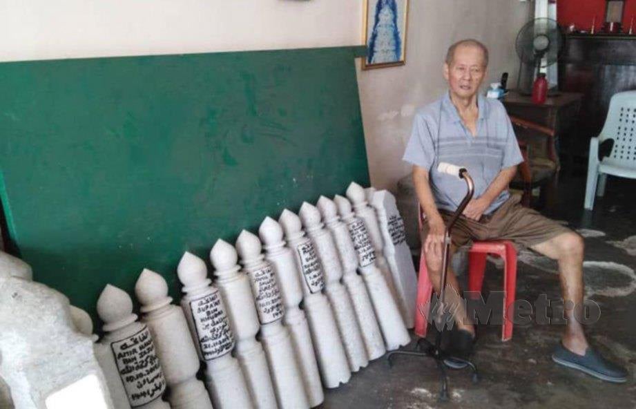 PENIAGA batu nisan, Kuah Leong Soon, 67, menunjukkan tulisan jawi yang ditulisnya ketika ditemui di bengkelnya di Pekan Lama Kuala Selangor. FOTO Amirul Aiman Hamsuddin