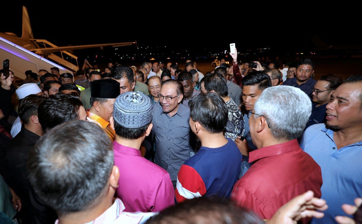 KOTA KINABALU, 19 April -- Perdana Menteri Datuk Seri Anwar Ibrahim bersalaman dengan orang ramai yang menyambut ketibaannya di Terminal 2 Lapangan Terbang Antarabangsa Kota Kinabalu hari ini.