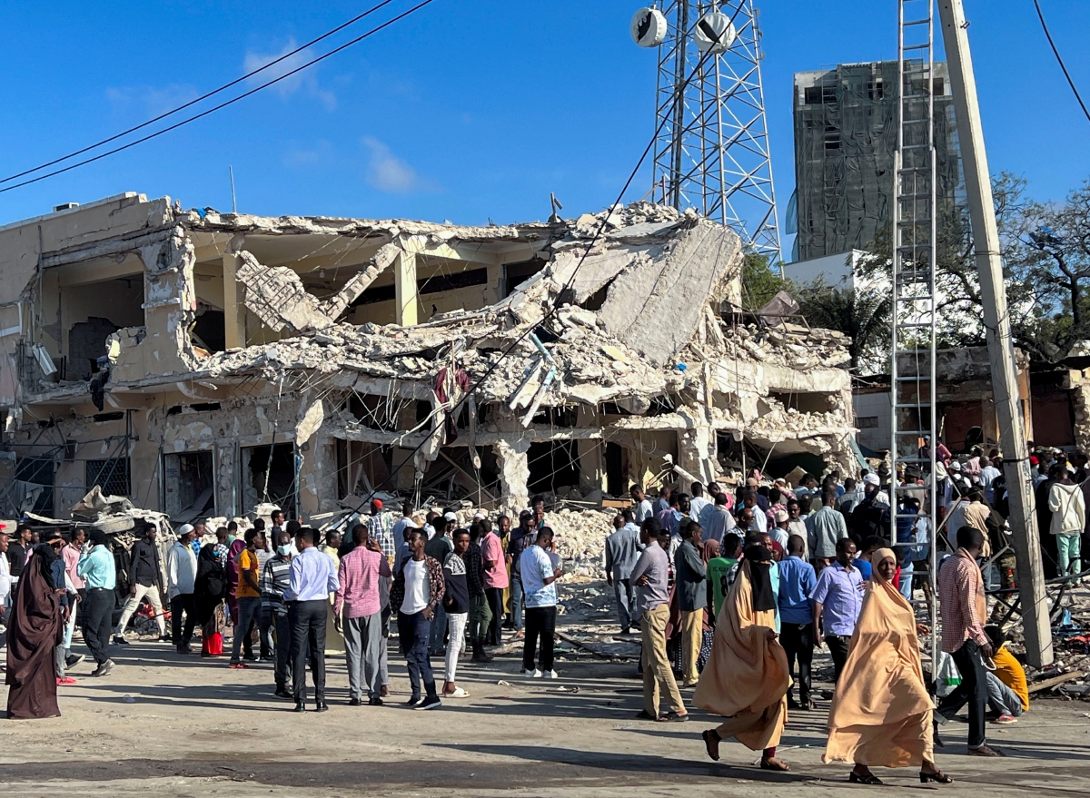 ORANG awam melihat kesan kemusnahan di salah satu lokasi letupan di Mogadishu, Somalia. FOTO Reuters 