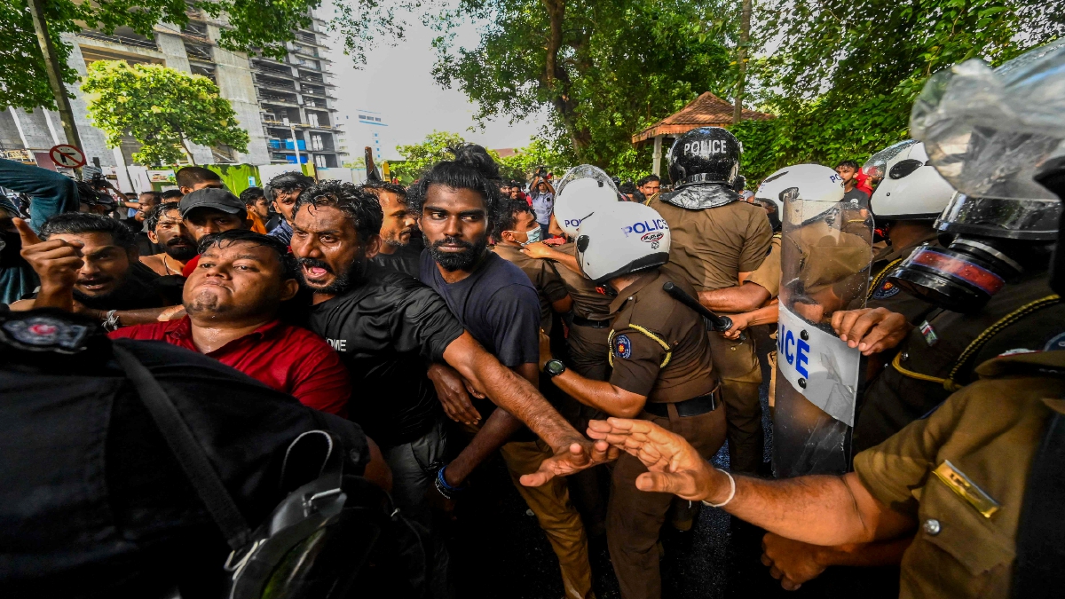 PELAJAR universiti dan polis bertembung ketika demonstrasi meminta Gotabaya meletak jawatan. FOTO AFP