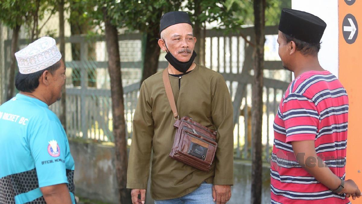 Ahmad Shakif Mohd menunggu jenazah anaknya di bilik mayat Hospital Ampang yang maut akibat ditimpa pokok ketika menunggang motor di flat Ampang Jaya. FOTO SAIFULLIZAN TAMADI 