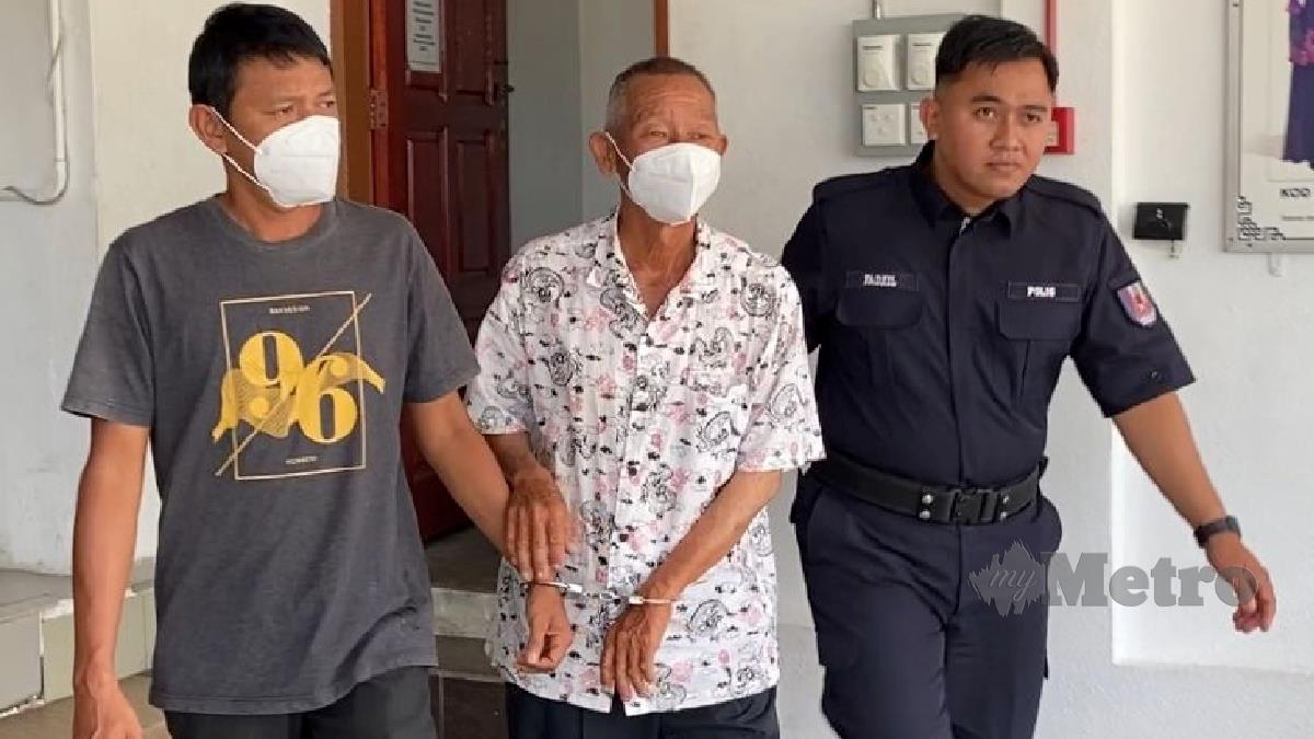 Yu Thai (baju kelabu) dan bapanya, Eng Kong dipenjara sebulan kerana tetak lelaki.  FOTO Alias Abd Rani