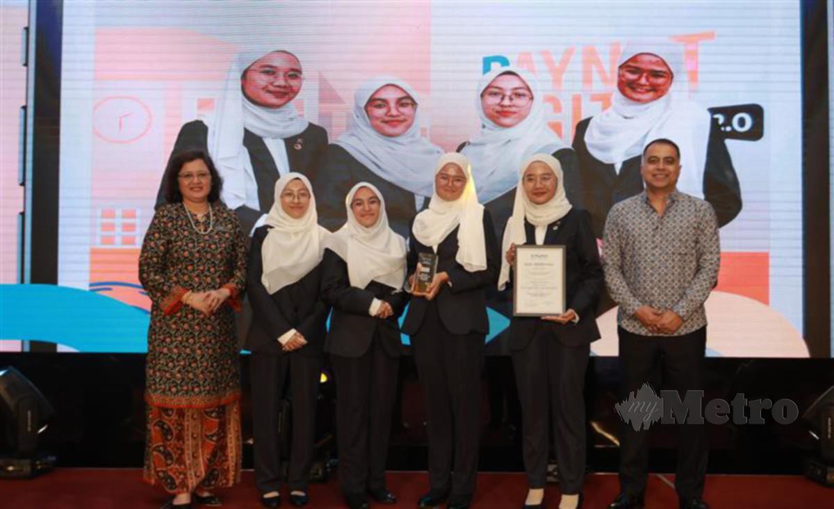 FARHAN (kanan) bersama pemenang Kampus Digital 2.0 kategori IPTA iaitu UiTM Cawangan Terengganu.