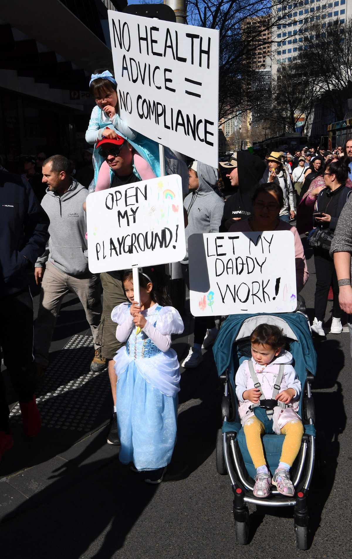Kanak-kanak turut dibawa menyertai protes di Melbourne. - FOTO AFP