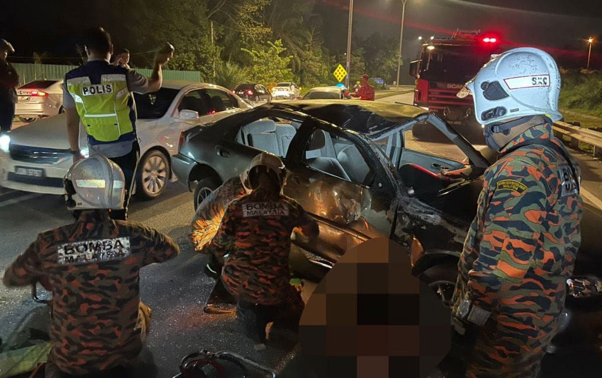 DUA individu maut apabila kenderaan dinaiki terbabas berhampiran Stadium Sultan Ibrahim di Iskandar Puteri tengah malam tadi. Gambar ihsan Bomba