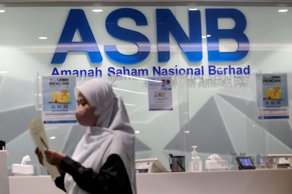 Orang ramai mengunjungi Kaunter Amanah Saham Nasional Bhd (ASNB). - FOTO NSTP/Ghazali Kori