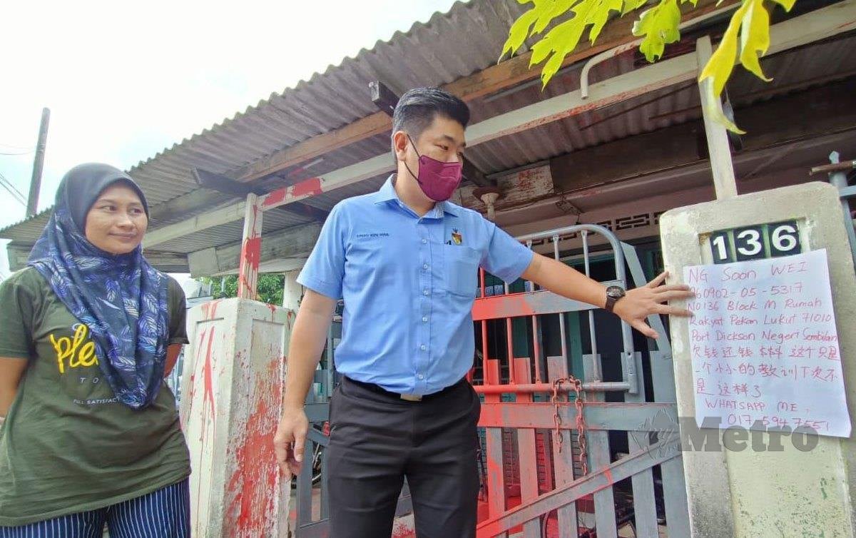 AISYAH menunjukkan keadaan rumahnya yang disiram cat merah dipercayai dilakukan Ahlong yang tersalah rumah di Rumah Rakyat Kuala Lukut, Port Dickson. FOTO Mohd Khidir Zakaria