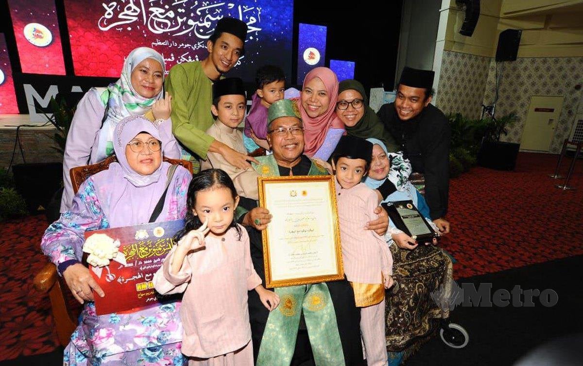 PENERIMA Anugerah Tokoh Maal Hijrah 1444H Peringkat Negeri Johor, Datuk Amir Danuri, bergambar bersama anugerah dan ahli keluarganya. FOTO Izz Laily Hussein