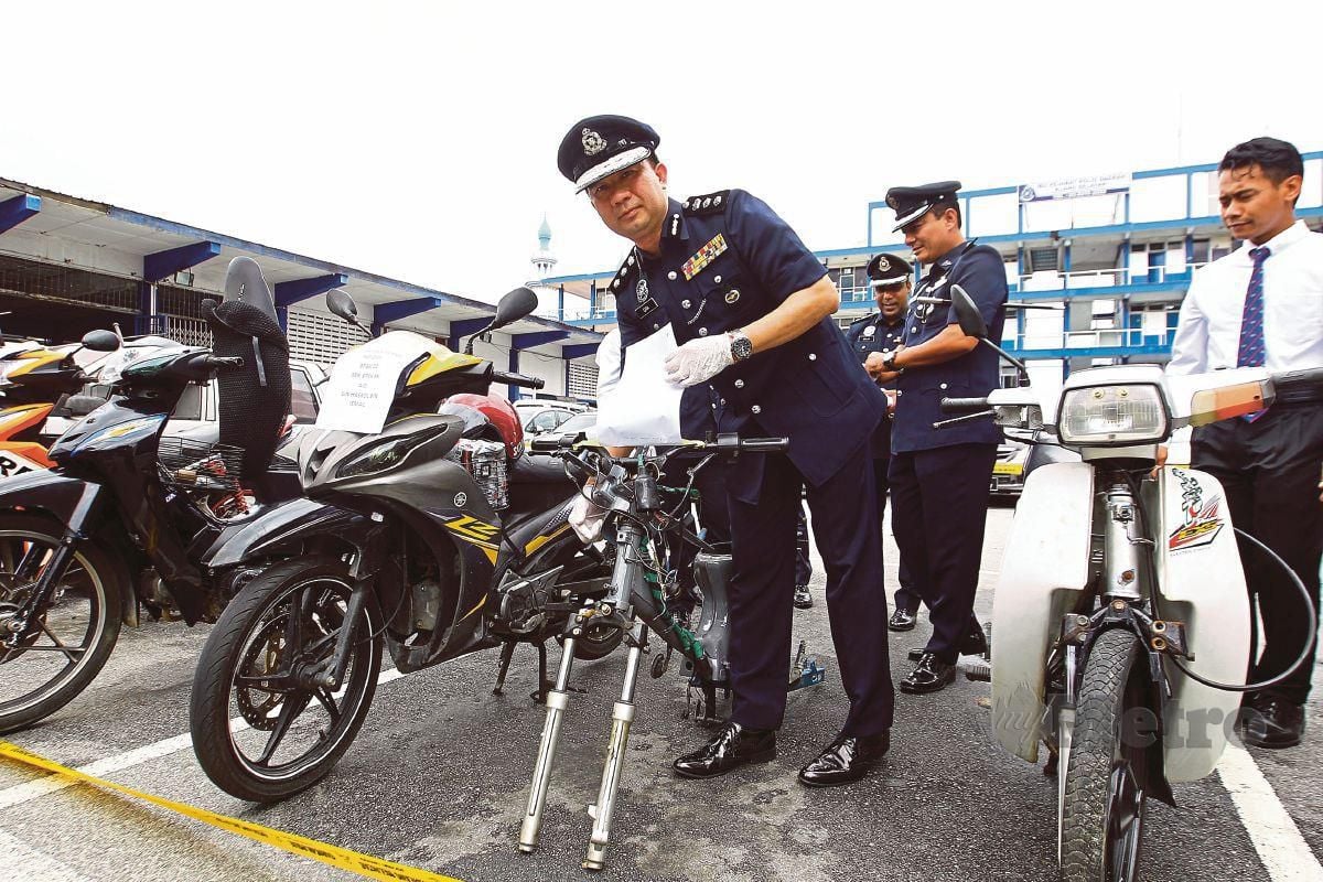 Cha Hoong Fong (kiri) menunjukkan barang kes melibatkan curi kenderaan motosikal, kereta serta pecah rumah pada sidang media di Ibu Pejabat Polis Daerah Klang Selatan. FOTO Faiz Anuar