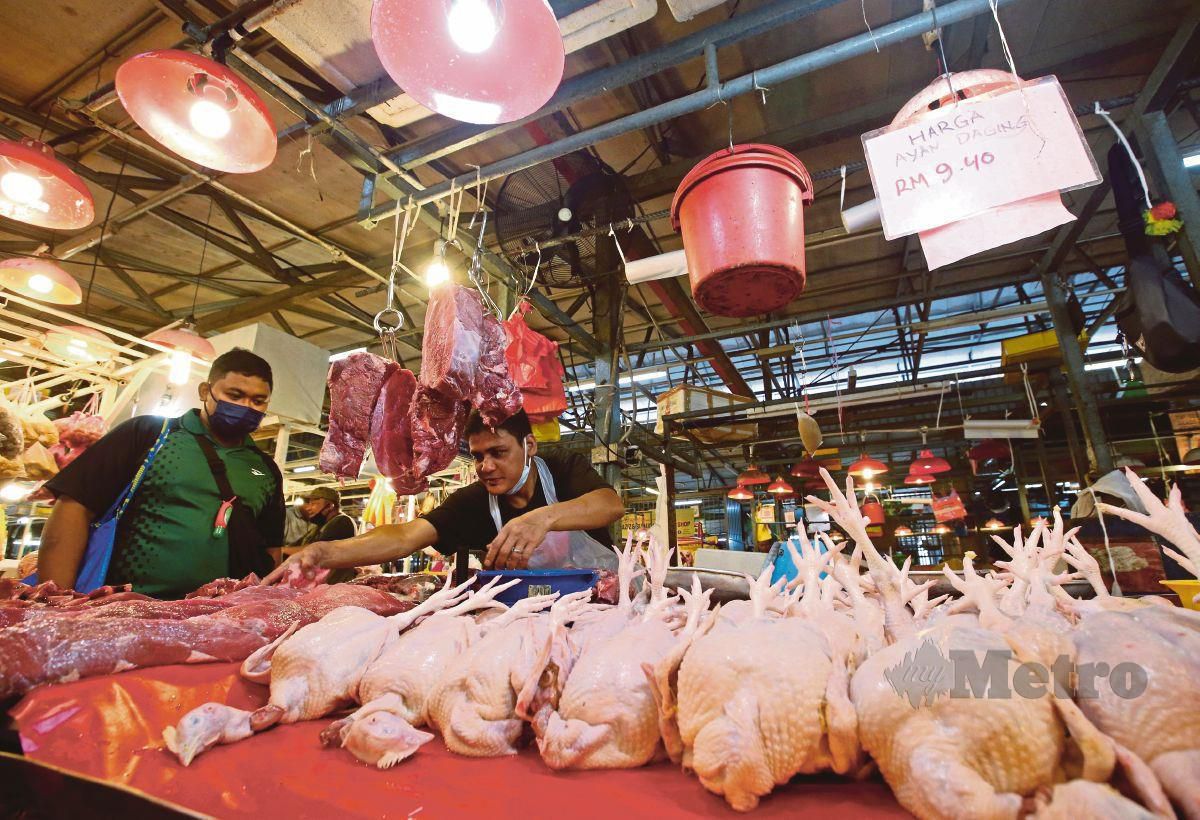 TINJAUAN  harga barang basah seperti ayam, ikan dan sayur di Pasar Chow Kit. FOTO Eizairi Shamsudin
