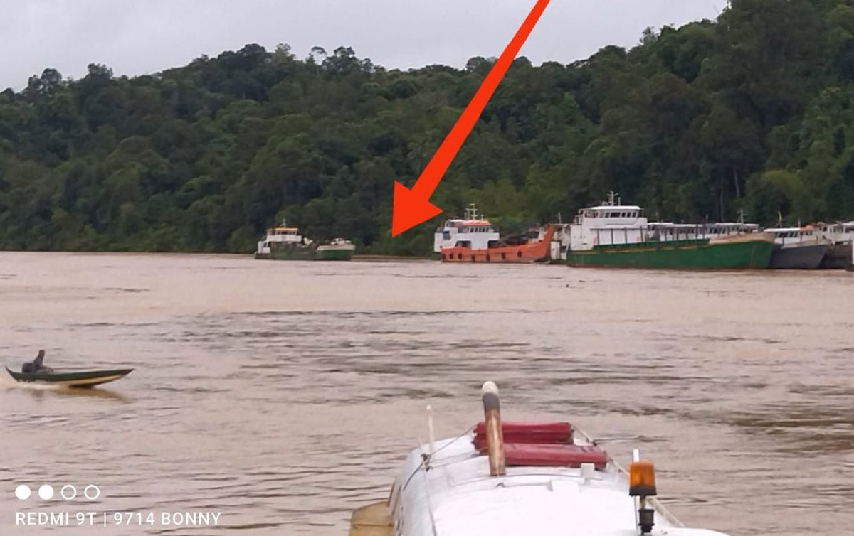 ANAK panah menunjukkan lokasi perahu karam di Kapit, hari ini. FOTO ihsan JBPM