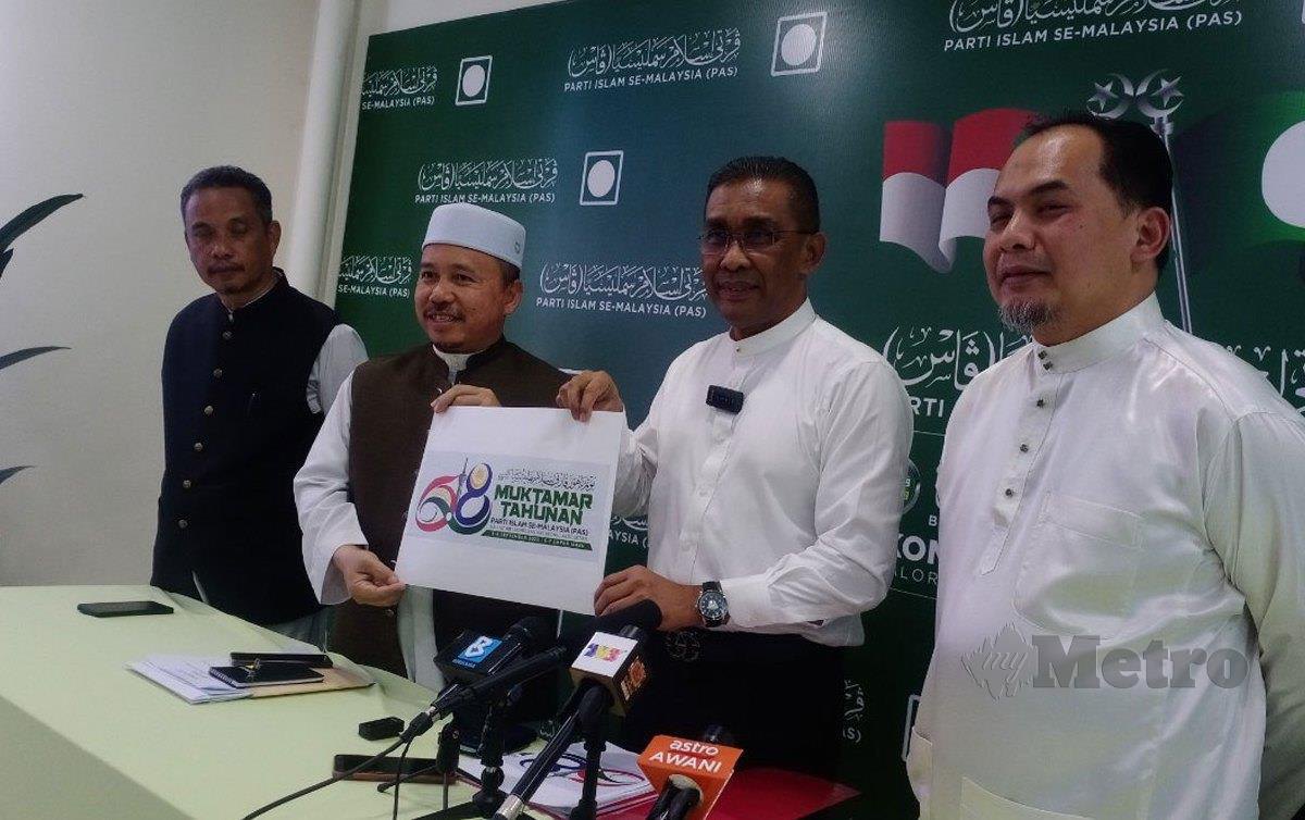 TAKIYUDDIN Hassan (tengah) menunjukkan logo Muktamar Tahunan PAS ke-68. FOTO Noorazura Abdul Rahman