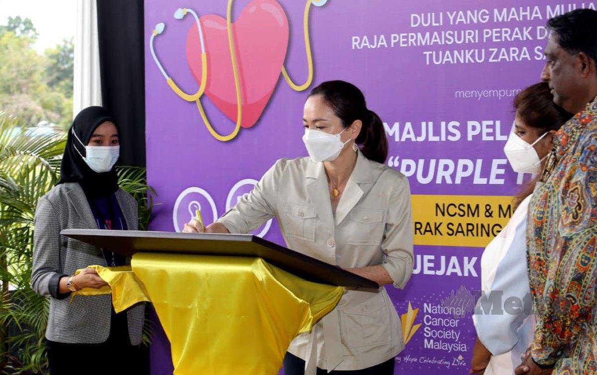 TUANKU Zara Salim (tengah) berkenan mendatangani plak perasmian pada majlis pelancaran "Purple Truck" NCSM & MCIS Life Klinik Bergerak Kanser Malaysia Jelajah Jejak Kanser  Malaysia di Ipoh. FOTO L Manimaran