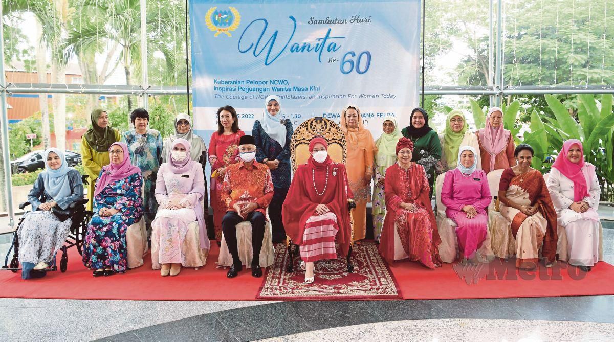 TUNKU Hajah Azizah (lima dari kanan) bergambar bersama Tan Sri Dr Sharifah Hapsah (empat dari kanan) pada majlis pelancaran buku‘ Keberanian Pelopor NCWO, Inspirasi Perjuangan Masa Kini, sempena Sambutan Hari Wanita Kebangsaan ke-60 di Dewan Perdana Felda hari ini.  FOTO Rohanis Syukri