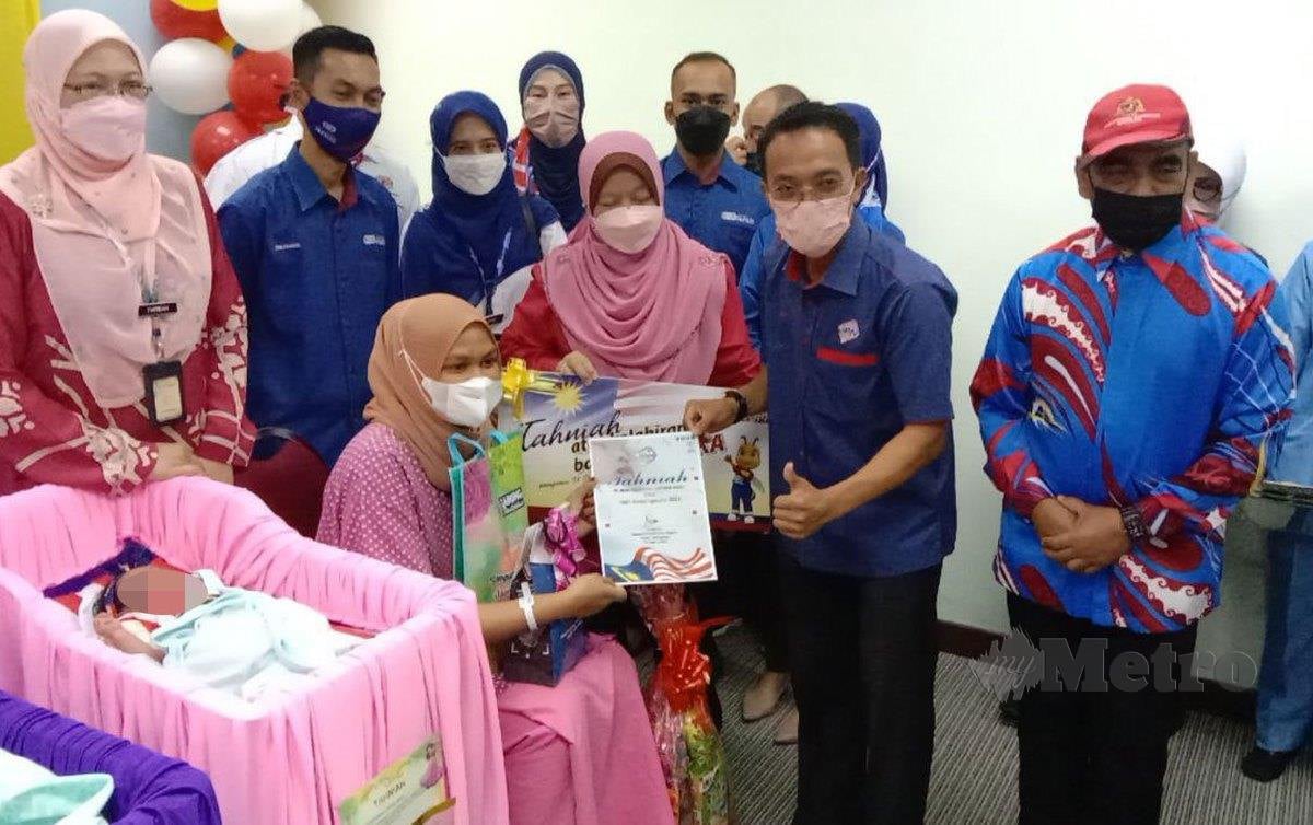 NASIR Kareem, (baju biru) menyampaikan sumbangan kepada ibu bersalin pada Program Sambutan Bayi Merdeka di Pusat Rawatan Ibu Dan Anak (PRIBA), Hospital Sultanah Nur Zahirah (HSNZ). FOTO NAzdy Harun
