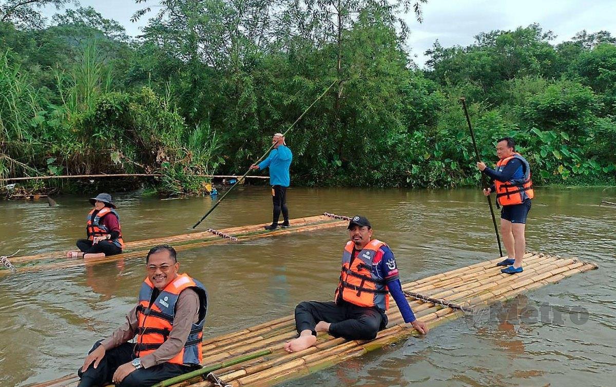 ALI Biju (kanan) menaiki tubing menyusu Sungai Pergau bermula dari Kampung Dandong, sebelum mengemudi rakit sejauh 1.5km. FOTO Nik Abdullah Nik Omar