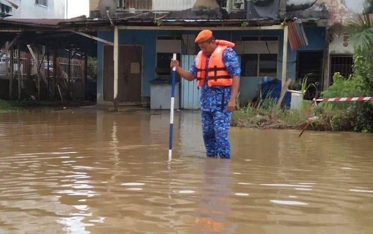 PEMANTAUAN keadaan banjir di Marudi. FOTO ihsan JPBN Sarawak