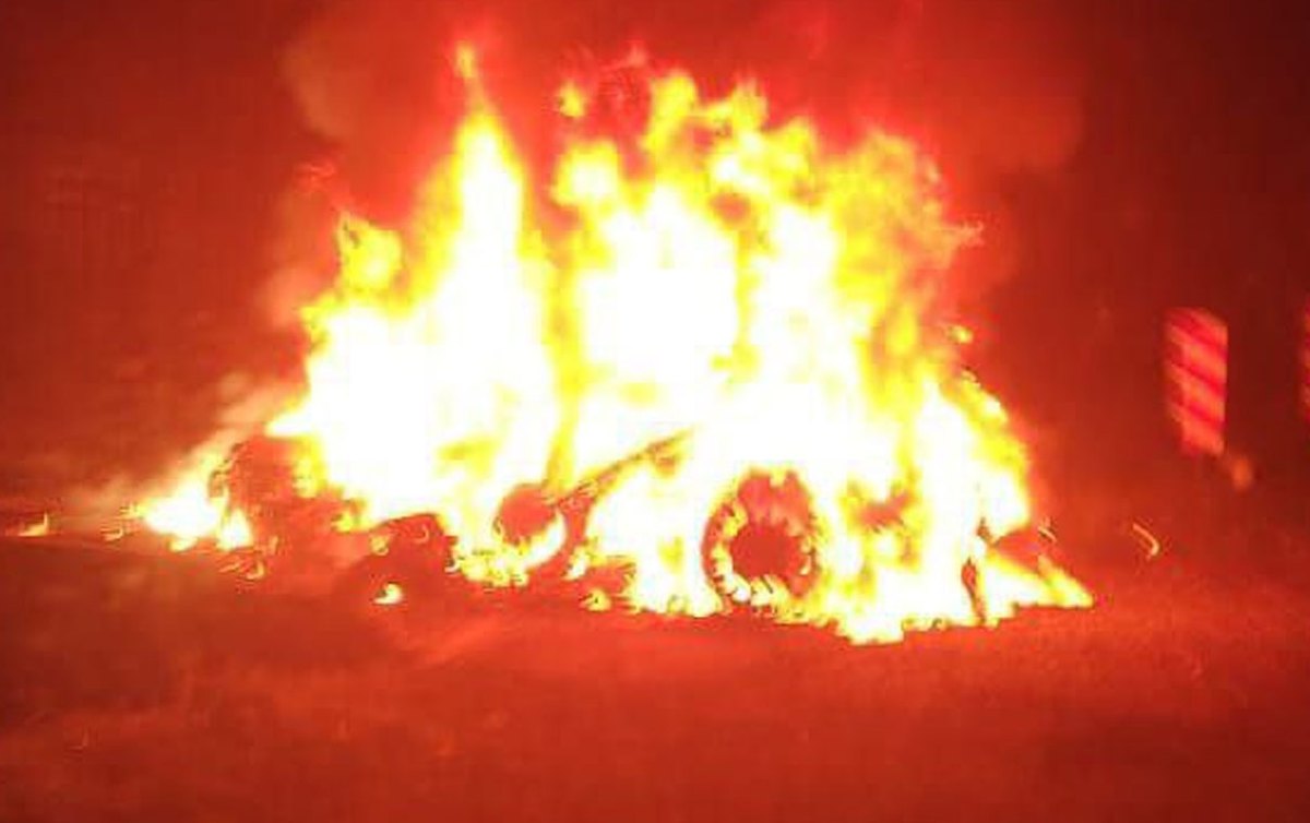 ANGGOTA bomba ketika memadam kebakaran kereta yang terlibat dalam kemalangan di Batu Pahat, semalam. FOTO ihsan Bomba