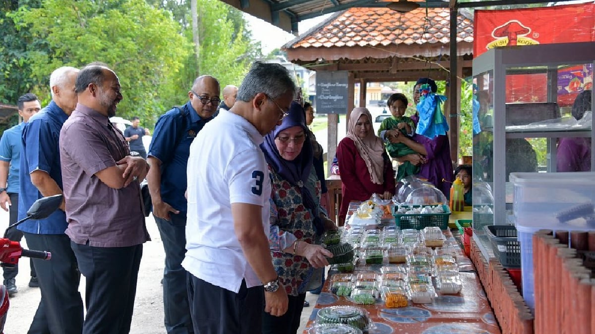 AGONG dan permaisuri menyantuni rakyat dan mengunjungi beberapa tempat di Langkawi, Kedah, hari ini. FOTO Ihsan FB Istana Negara