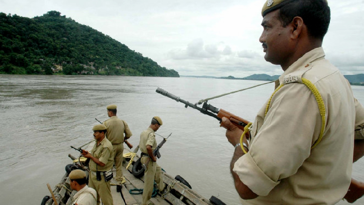 Anggota keselamatan India dilihat berkawal di Sungai Brahmaputra di Guwahati, ibu kota negeri timur laut India Assam, 11 Ogos 2005. (Foto fail AFP)