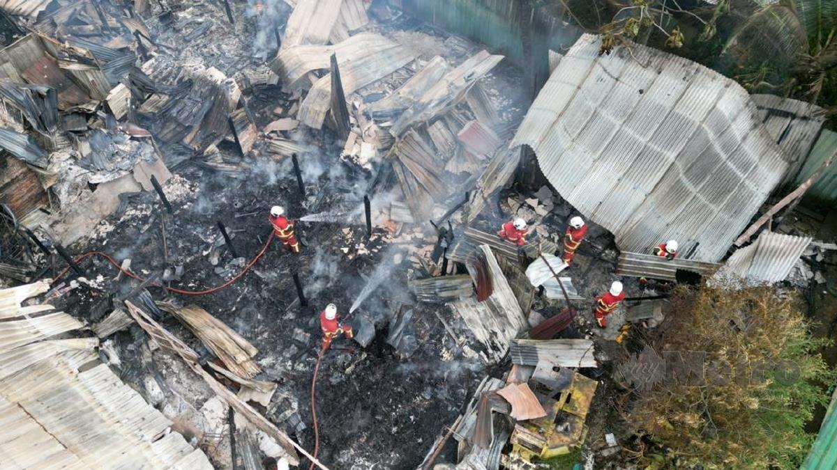 Keadaan kebakaran enam rumah hingga mengorbankan dua beradik di Kampung Pulutan, Manggatal, Kota Kinabalu. FOTO JUWAN RIDUAN