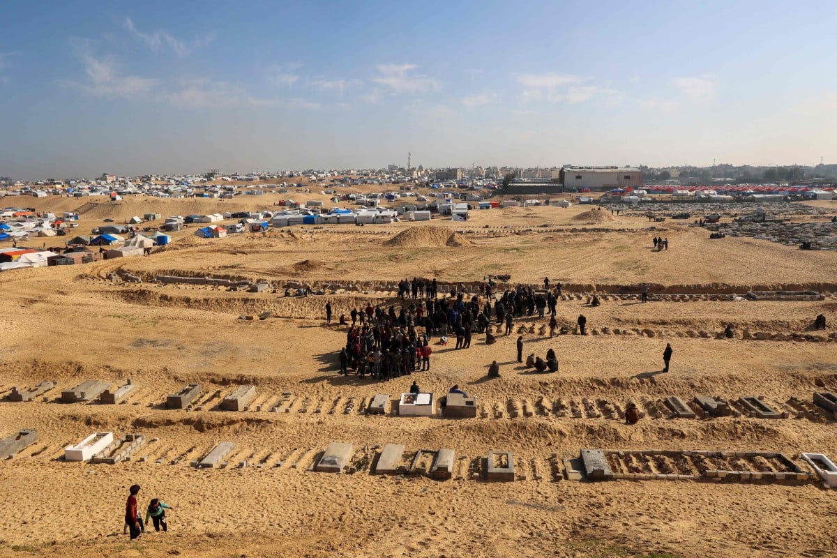 Orang ramai di tanah perkuburan di Rafah, di selatan Genting Gaza pada 21 Februari 2024. FOTO AFP