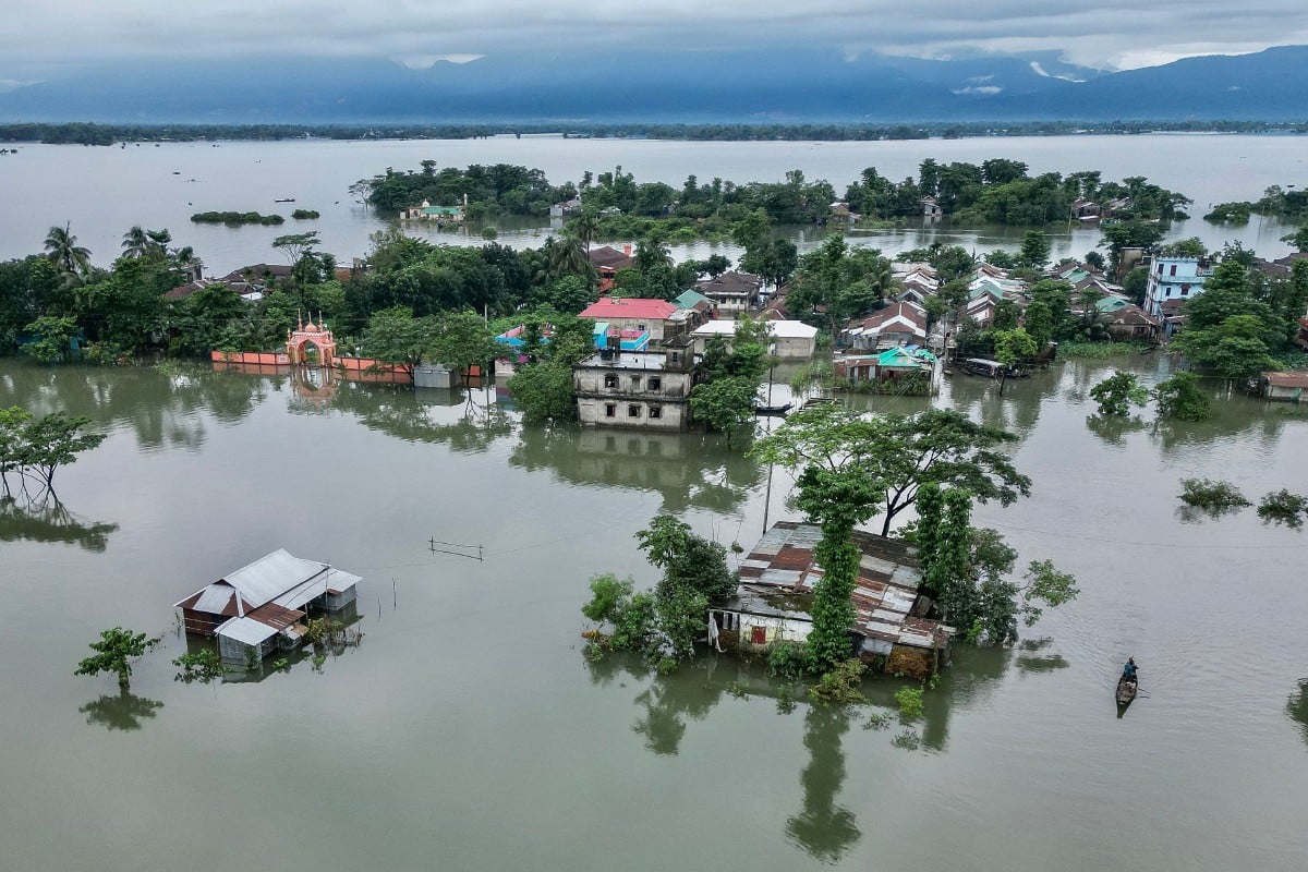 Pemandangan dari udara menunjukkan kawasan banjir di Companiganj daerah Sylhet pada 20 Jun 2024. FOTO AFP