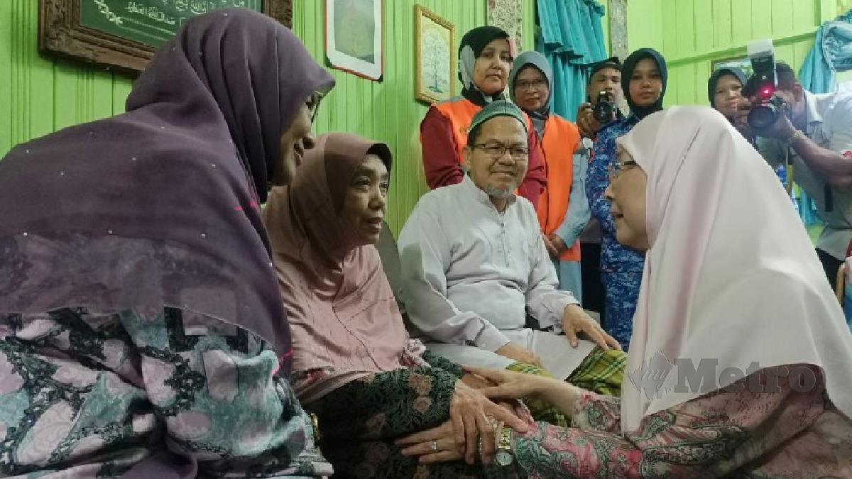 DR Wan Azizah menziarah keluarga tiga beradik yang maut akibat renjatan elektrik di Kampung Bendang Surau, Morak, di sini. FOTO SITI ROHANA IDRIS