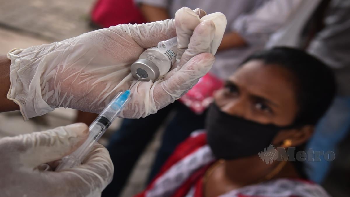 PETUGAS kesihatan India menyuntik vaksin Covid-19 kepada seorang penduduk di Kannagi Nagar di Chennai, India. FOTO EPA